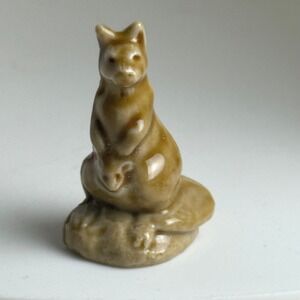 Wade Whimsies Kangaroo Series 5 Figurine Made in England Honey Glaze